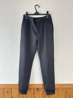 黒いゴルフパンツ スリムフィット