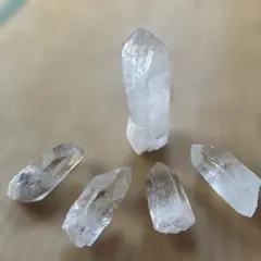 水晶 ポイント型 5個セット 部屋の四隅配置用とセンターの立ち水晶１つ