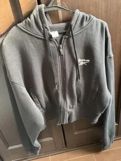 Reebok 黒 ジップアップ クロップドパーカー