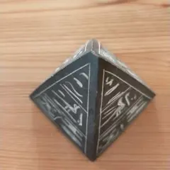 ピラミッド　石置物　オブジェ　ペーパーウエイト