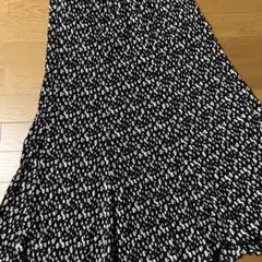 フレアスカート 黒と白の花柄