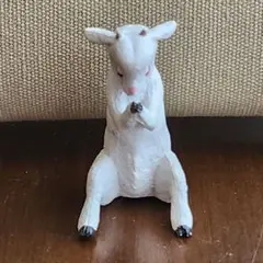 白い動物フィギュア