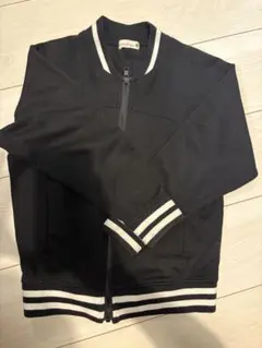 黒いジップアップジャケット