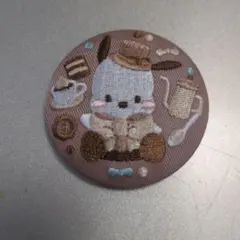 新品 サンリオ キャラクター 刺繍缶バッジ ポチャッコ