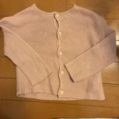 薄いピンクのボタン付きカーディガン