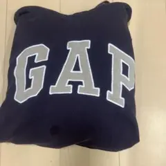 黒のプリントロゴパーカー