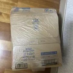 古い保温靴と衣類の箱