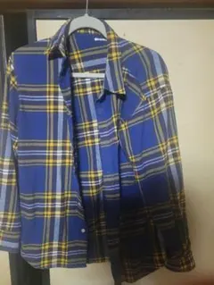 青と黄色のチェック柄ネルシャツ