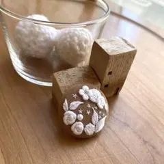 294  ハンドメイド  手刺繍　ヘアゴム　／　ブローチ