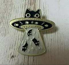 黒猫UFOのピンブローチ　ピンバッジ　丸型クラッチ