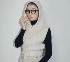 フード付きクリーム色ニットベスト　モコアズ