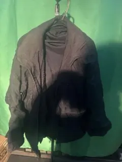 黒いオーバーサイズジップアップジャケット