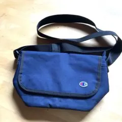 Champion ネイビー　ショルダーバッグ マチありのサムネイル