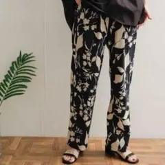 アーバンリサーチドアーズ リネンレーヨンフラワーパンツ 黒 リーフ 花柄 麻