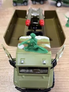 ミリタリートラック ミサイル音付き 迷彩色 全長16cm