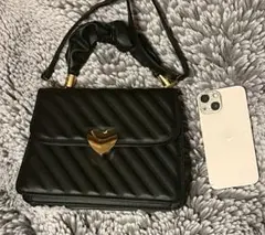 黒いキルティングショルダーバッグ