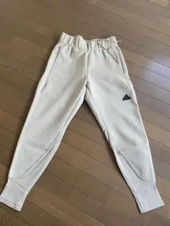 adidas ベージュ ジャージパンツ