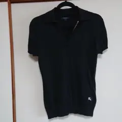 バーバリーロゴ入り黒Vネックシャツです