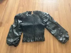 ZARA ブラック レザー風パフスリーブ トップス