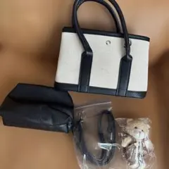 ベージュと黒のトートバッグ