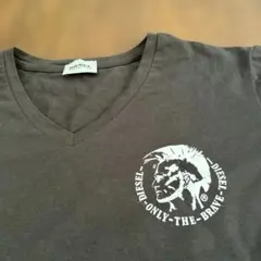 DIESEL ブラックVネックTシャツ