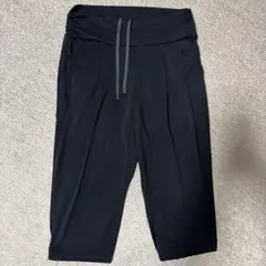 ブラック クロップドパンツ ヨガウェア