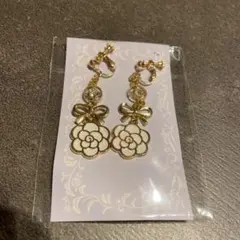 新品未使用ゴールドリボン、ホワイトフラワーイヤリング