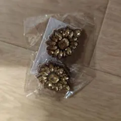 エレガントな花形ゴールドピアス