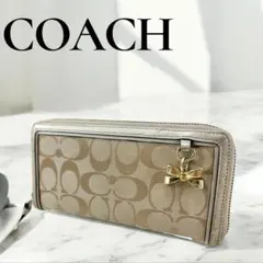 COACH ロゴ入り長財布 リボンチャーム付き