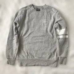 グレーのクルーネックトレーナー