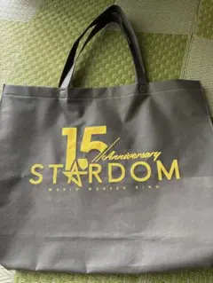 鮮やかなグレー色が特徴の STARDOM 15周年記念デザインのエコバッグです。