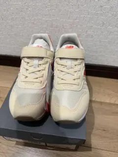 New Balance キッズスニーカー ベージュ/オレンジ　22.0cm