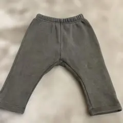 グレーのスウェットパンツとデニムパンツセット