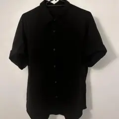 黒の半袖シャツ ボタン付き