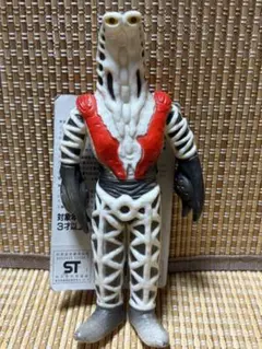 一番くじ　ウルトラ怪獣　ビッグフィギュア　ゴモラ　レッドキング 一番くじ ウルトラ怪獣 ビッグフィギュア ゴモラ レッドキング - メルカリ