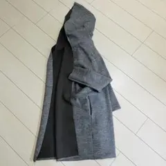 フード付きグレーロングコート