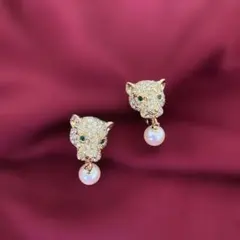 ヒョウ イヤリング ゴールド スワロフスキー パール 揺れる アニマル 上品
