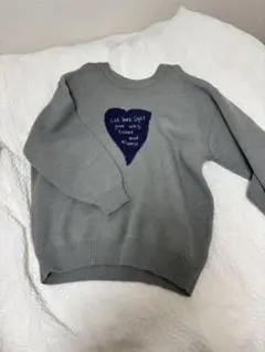 グレーのハート刺繍長袖ニット
