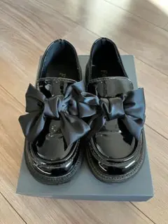 リボン付き黒フォーマルシューズ