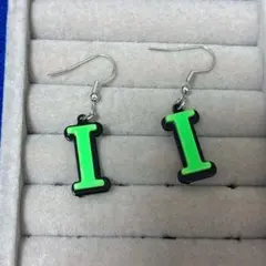 I i イニシャル アルファベット ピアス フック グリーン 緑