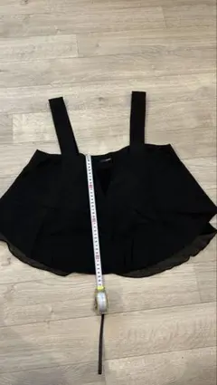 フリル付きブラックビスチェ