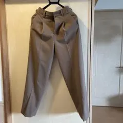 【新品】タックパンツ　ベージュ　レディースのサムネイル
