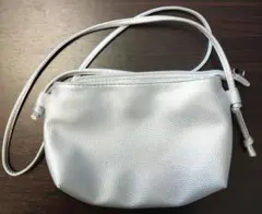 か*び様 キャトル・セゾン　シンプルファスナーショルダー（シルバー）