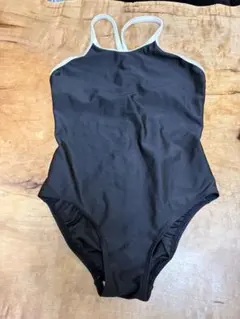 ストラップ付きの黒いワンピース水着