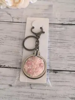 ハンドメイド ピンク刺繍チャーム 花の刺繍キーホルダー