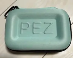 PEZ（ペッツ） ロゴカラビナ付きハードケースポーチ