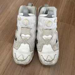 グレー スニーカー