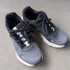 on cloud オンスニーカー売り切り