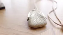 【ネックレス】ホワイトレザー　がま口ポーチ