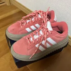 adidas ピンク スニーカー